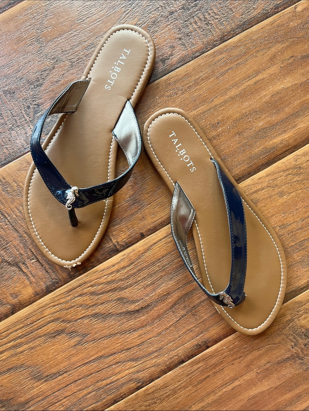 Talbots Navy Patent Thong Sandals with Tan Footbed - Picture 1 of 8